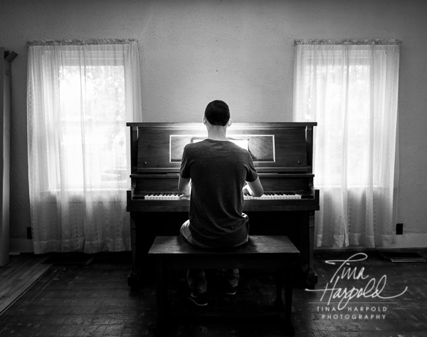 farm senior pictures with piano